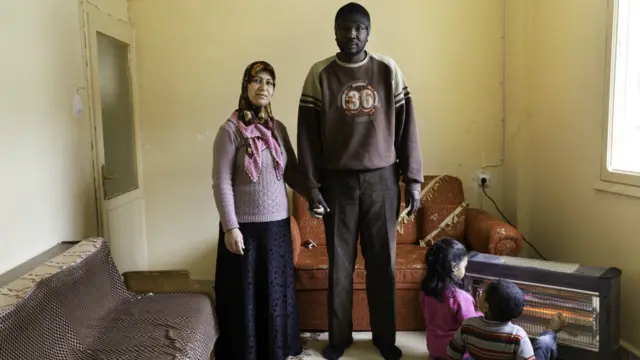 "Sudan'da palalı militanların elinden kaçtım. Suriye'ye mülteci olarak kabul edildim. Şimdi yeniden çocuklarım için Türkiye'ye sığındık. UNHCR ve Türkiye Göç İdaresi aracılığı ile Kanada'ya gidebileceğimizi bize bildirdiler. Ben yeni bir vatan istemiyorum. Suriye bir kez kapısını bana açtı. Şimdi onu yüzüstü bırakamam."