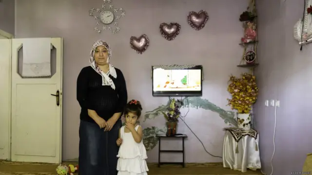 "Bizimkisi iki odalı bir ev. Suriye'den umudumuzu kesince biz de burayı sahiplenmeye başladık. Önce halıları aldık. Duvarları süslemeye başladık. Yeni çektirdiğimiz fotoğraflarımızı astık. Gidecek başka yerimiz yok burası bizim yeni vatanımız."