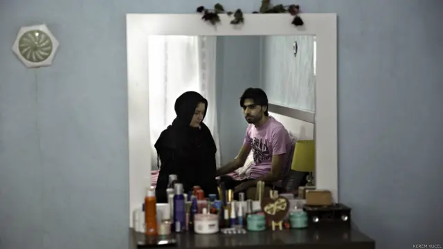 "Türkiye'de evlendik. Düğün yapmayı bırakın, gelinlik bile alamadık. Kocam iş ararken giysin diye ona bir takım elbise aldık, damatlık niyetine. Mobilyaları da iş yerinde kendisi yaptı. Buradan başka gidecek yerimiz yok. Burada bir düzen tutturacağız."
