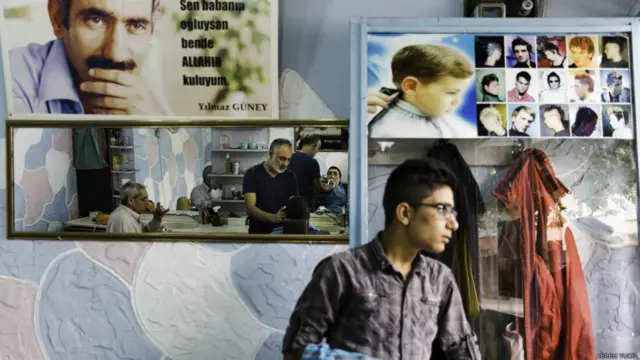 "Çocukken öğrendiğim berberlik burada kurtuluşumuz oldu. Bir ortağım, çırağım ve müşterilerim var. Artık benim için misafirlik bitti. Canımı kurtardım, ekmeğimin peşinden gideceğim. Yeni vatanım Türkiye."