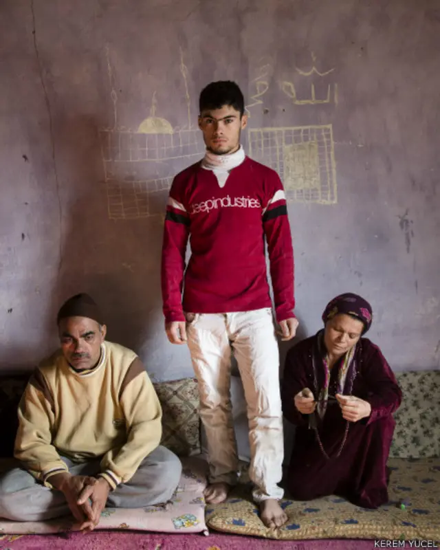 "IŞİD'den kaçtık ve Türkiye'ye sığındık. Ezidiyiz. Zamanla bize bu evi uygun gördüler, duvarlarında Arapça Allah yazılan ve camii çizilen bir ev. Atalarımız yıllar önce bu topraklardan sürülmüştü, biz yeniden bu topraklara göçebe geldik. Bu duvarların altında yaşamaya mahkûmuz."
