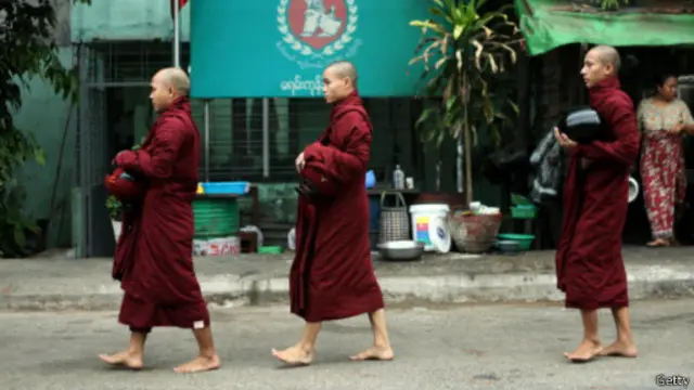 僧侣在仰光街头化缘
