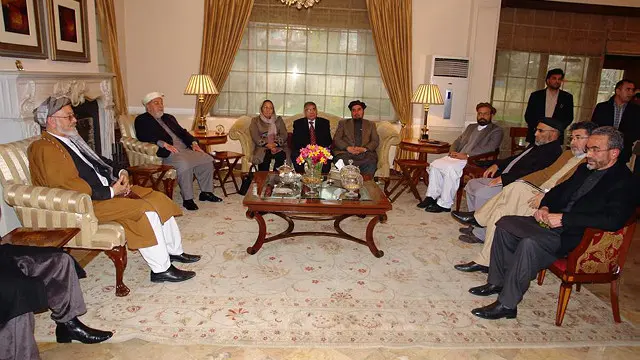 ښاغلي جریر (ښی لور ته لومړی کس) تېره ورځ د افغانستان سولې عالي شورا له چارواکو سره خبرو کې ګډون درلود.