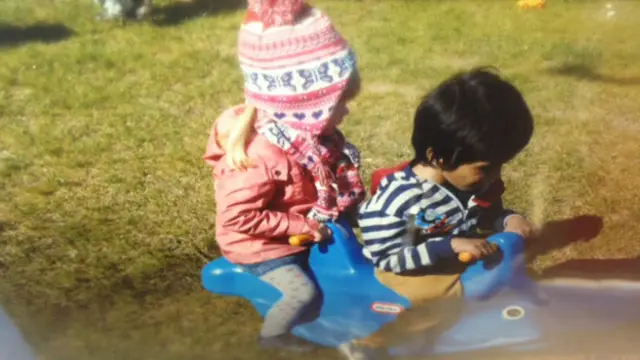 Лиза в шарфе и перчатках