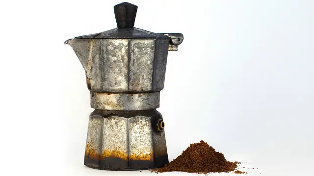 La cafetera moka o italiana hace espressos al ponerla en la estufa, valiéndose del vapor para obtener más aceite del café.