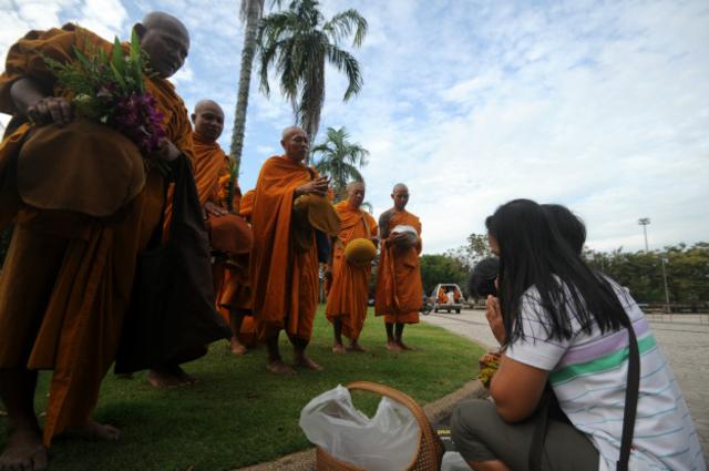 Los monjes budistas se alimentan a base de la comida que reiben de la gente.