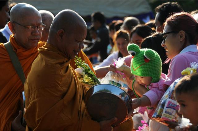Ofrendas de comida a los monjes budistas de Tailandia