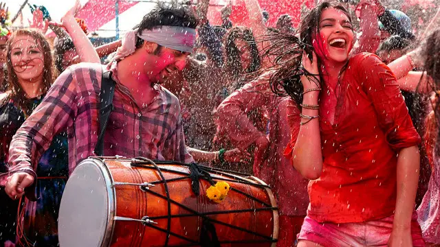 دیپکا اور رنبیر کپور ہولی کے سین میں