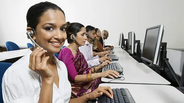 Los chatbots son más baratos que entrenar humanos para atender llamadas en un centro de llamadas.