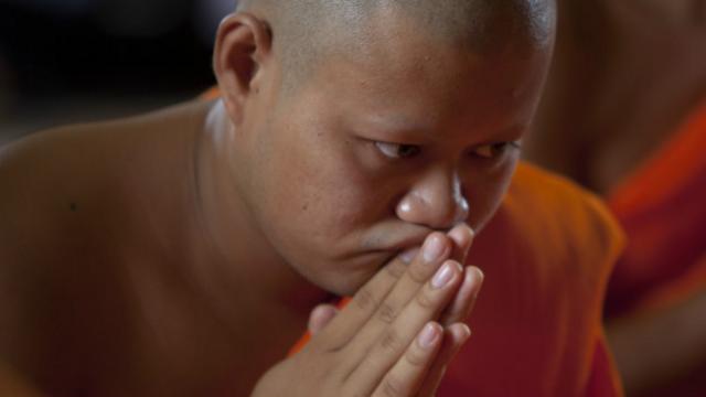 Monje budista tailandés rezando.