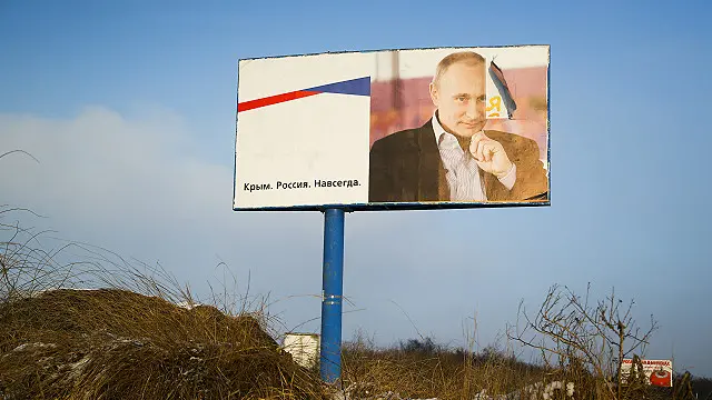 Simferopol şəhəri yaxınlığında rusiyapərəst plakat.