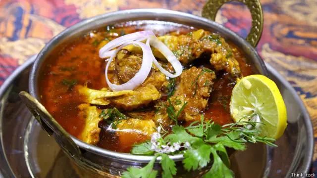 کئی لوگوں کے گھر میں گوشت نہیں بنتے لیکن باہر کھانے میں انھیں پرہیز نہیں