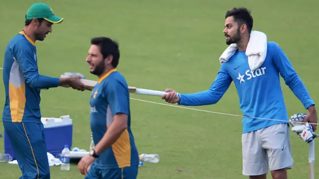 پریکٹس کے دوران ویراٹ کوہلی نے پاکستانی فاسٹ بولر محمد عامر کو اپنا بلا تحفے میں دیا۔ 