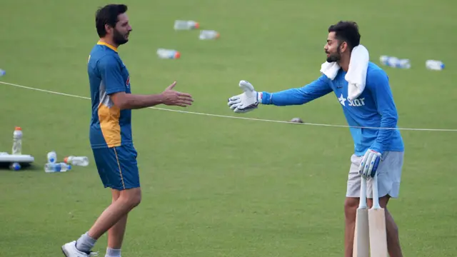 ویراٹ کوہلی اور شاہد آفریدی مصافحہ کرتے ہوئے۔ 