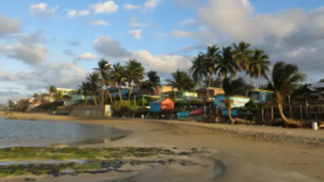 David Thompson llegó a la playa de Montones en Isabela, al noroeste de Puerto Rico. 
