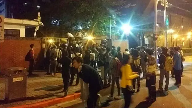 3月18日事發當天，記者攝於凌晨，仍有不少學生趁著當時警力稀少，翻進立法院內，但隨後許多人在裏頭待到4月10日才出來。