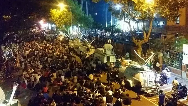 在學運發生的隔天，記者站在天橋上拍攝立法院，後門已經擠滿了SNG車還有從各地前來聲援的「反服貿學生」。 