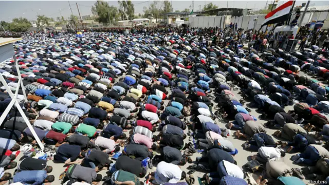 المعتصمون يصلون عند مدخل المنطقة الخضراء