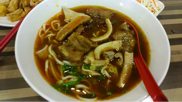 台湾出名的四川牛肉面，其实是老兵为了养家活口而想出来的，后来又延伸出图中这种综合了牛肉、牛肚、牛筋的三宝面。