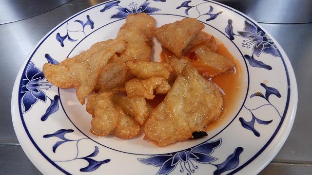这个也叫做甜不辣的台湾小吃，是台湾北部海港城市基隆版本的天妇罗。