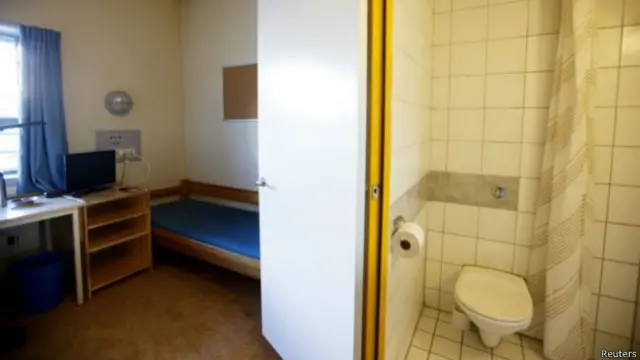 挪威的连环杀人犯布雷维克所在监狱的一间囚室。他抱怨环境恶劣，指控政府违反他的人权。