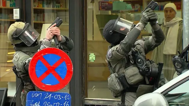 Cảnh sát bố ráp khu Molenbeek, Brussels hôm 18/03