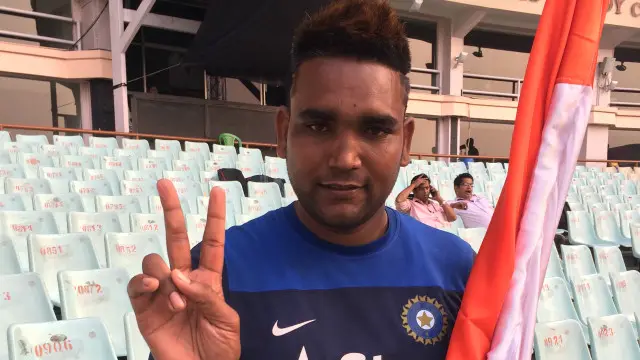 رام بابو ایک جوشیلے انڈین شائق ہیں جوانڈین کپتان مہندر سنگھ دھونی کے دیوانے ہیں