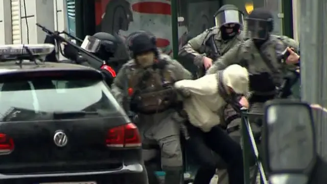 Nhân chứng tại Molenbeek nói lựu đạn phát nổ trong lúc cảnh sát bố ráp và bắt Salah Abdeslam