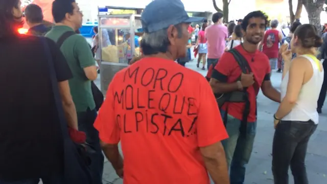 Manifestante a favor de Lula y Rousseff en Brasil