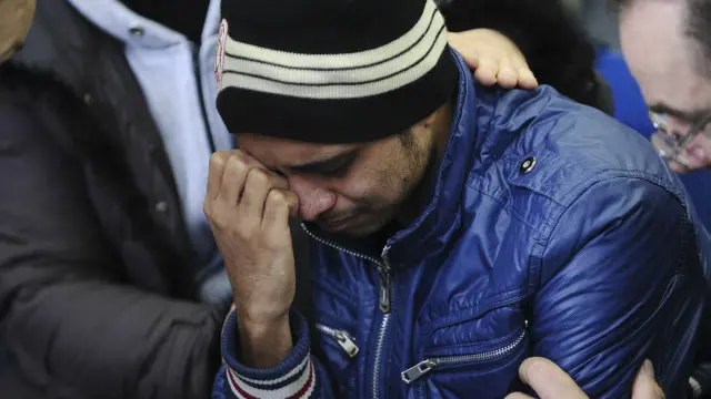 Un familiar de una de las victimas llora en el aeropuerto de Rostov del Don 