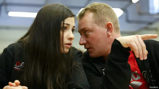 ماردیني له خپلې روزونکي سپېنکریبس سره برلین کې د یوه خبري کنفرانس پرمهال غږېږي