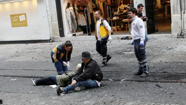 Korban cedera lainnya berasal dari berbagai negara, termasuk 11 warga Israel, dua warga Irlandia, satu asal Jerman, satu asal Islandia, dan satu orang asal Uni Emirat Arab.