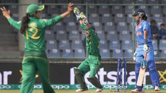 پاکستان کی جانب سے انعم امین اور اسمعاویہ اقبال نے عمدہ بولنگ کی۔ دونوں بولرز نے ایک، ایک وکٹ حاصل کی۔