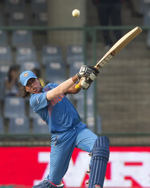 انڈیا کی جانب سے ویدا کرشنا مورتھی کے علاوہ کوئی بھی بلے باز بڑا سکور کرنے میں کامیاب نہ ہو سکیں۔ انھوں نے 24 رنز بنائے۔ جبکہ جھولن گھوسوامی نےآخری اوورز میں 14 رنز بنا کر اپنی ٹیم کی سکور قدرے بہتر بنا دیا۔