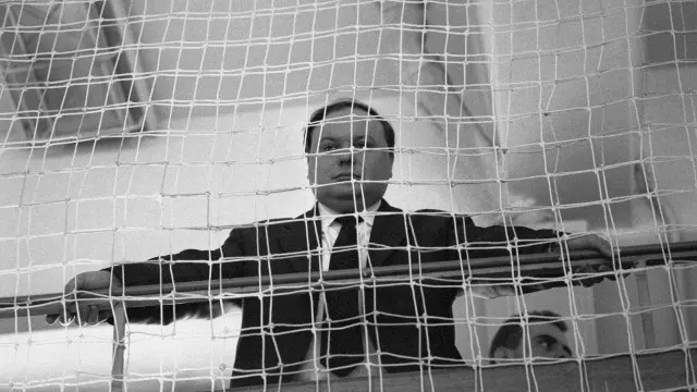 В этом футбольном матче депутатов Госдумы, прошедшем в апреле 1994 года, Гайдар выступил в роли неиграющего тренера. В экономической команде правительства он, напротив, был играющим тренером