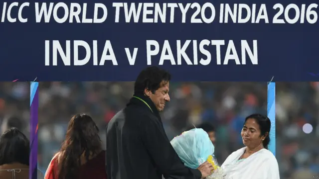 پاکستان کی جانب سے عمران خان، وسیم اکرم اور وقار یونس کو اعزازات دیے گئے۔