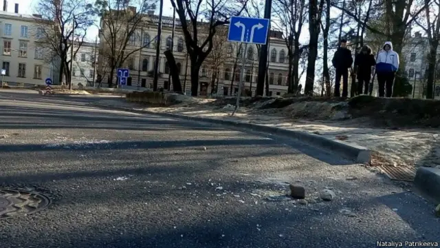 Молодики кидали каміння в автоколону, яка вивозила учасників фестивалю. На землі видно розбите скло.