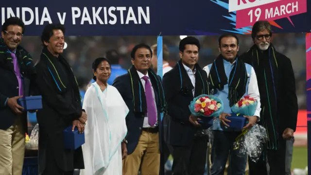 کولکتہ میں پاکستان اور انڈیا کے درمیان کھیلے جانے والے ورلڈ ٹی20 کے اہم میچ سے قبل ایڈن گارڈنز میں پاکستانی اور انڈین لیجنڈز کو پھول اور اعزازات دیے گئے۔