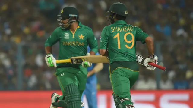 کولکتہ میں ورلڈ ٹی20 کے اہم میچ میں پاکستان اور انڈیا کی ٹیمیں مدِمقابل ہیں۔ انڈیا نے ٹاس جیت کر پاکستان کو پہلے بیٹنگ کی دعوت دی۔