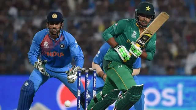 شرجیل خان جنھیں آغاز سے ہی دیگر پاکستانی بلے بازوں کی طرح انڈین سپنرز کی بولنگ کا سامنا کرنے میں مشکلات رہیں، 17 رنز بنا کر سریش رائنا کی گیند پر کیچ آؤٹ ہوگئے۔