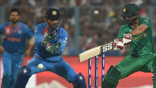 احمد شہزاد نے محتاط انداز میں بیٹنگ کرتے ہوئے رنز بنانے کی کوشش کی اور 28 گیندوں پر 25 رنز ہی بنا سکے۔