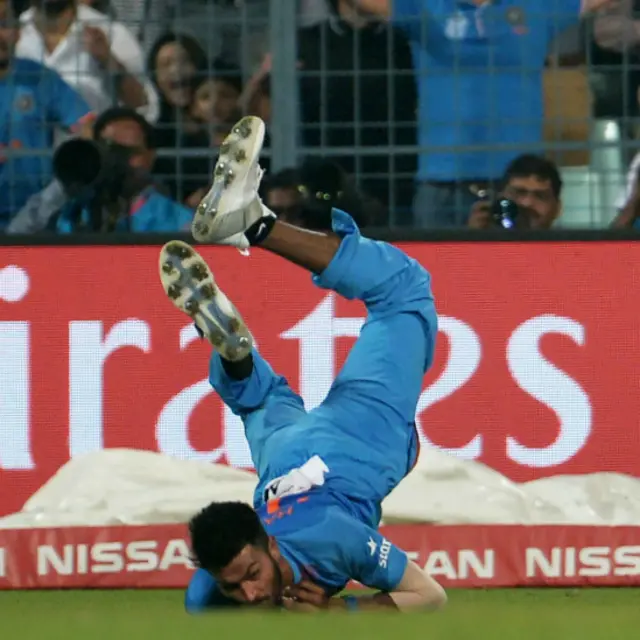 ہاردک پانڈیا نے سریش رائنا کی گیند پر شرجیل خان کا عمدہ کیچ پکڑا۔