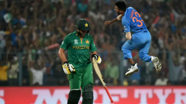 شاہد آفریدی نے آج ایک بار پھر اوپر کے نمبر پر آکر کھیلنے کا فیصلہ کیا اور صرف آٹھ رنز ہی بنا سکے۔ انھیں ہردک پانڈیا نے آؤٹ کیا۔