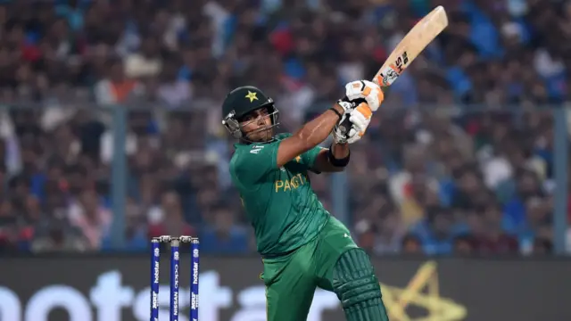 عمر اکمل اور شعیب ملک نے چوتھی وکٹ کی شراکت میں 41 رنز بنا کر اپنی ٹیم کو 118 رنز تک پہنچنے میں مدد فراہم کی۔ شعیب ملک 26 اور عمر اکمل 22 رنز بنا کر آٰؤٹ ہوئے۔ 