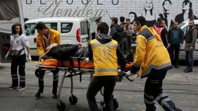 19 Mart İstanbul saldırısında yaralıların yardımına koşan görevliler.