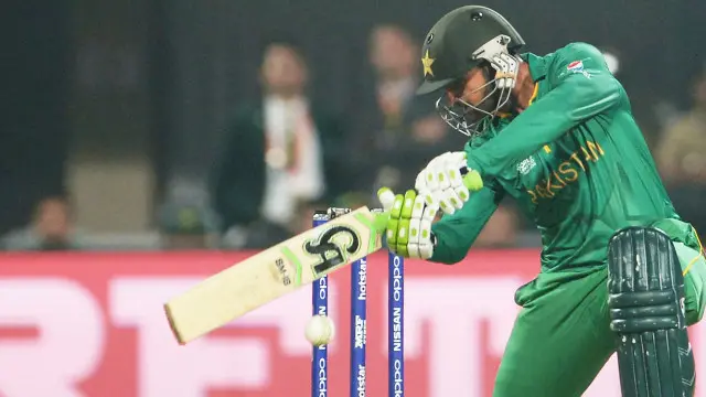 شعیب ملک انگلینڈ میں 15 برس کے دوران کرکٹ کھیلتے ہوئے پہلی بار نصف سنچری بنانے میں کامیاب رہے