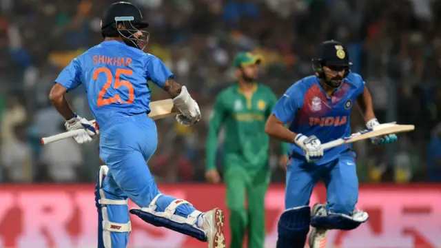 پاکستان کے 118 رنز کے جواب میں انڈیا کی جانب سے شیکھر دھون اور روہت شرما نے اننگز کا آغاز کیا۔