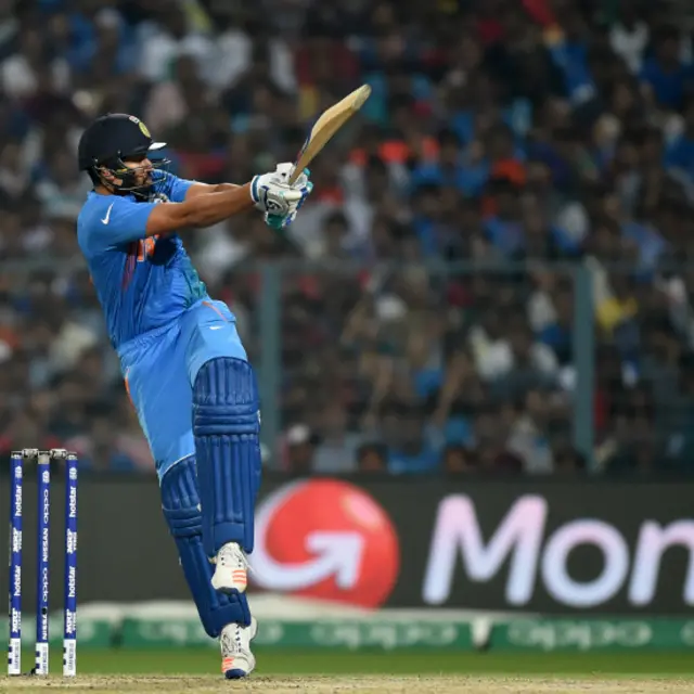 روہت شرما نے 10 رنز کی اننگز کھیلی اور محمد عامر کی گیند پر شعیب ملک کے ہاتھوں کیچ آؤٹ ہو گئے۔