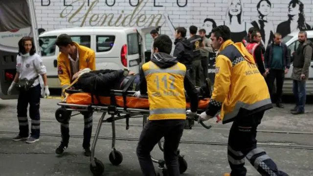 Постадавший на носилках