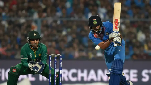 ویراٹ کوہلی نے ایک بار پھر عمدہ بلے بازی کا مظاہرہ کیا اور اپنی ٹیم کو ایک اہم میچ میں پاکستان کے خلاف کامیابی دلا دی۔ ویراٹ کوہلی نے 37 گیندوں پر 55 رنز کی ناقابل شکست اننگز کھیلی۔